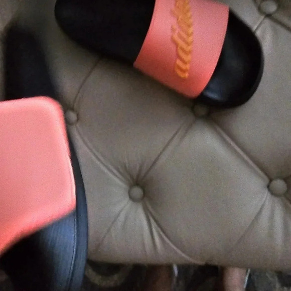 ❤️HOST PICK❤️ Adidas Slides Adilette Coral Black size 8 - Picture 6 of 7